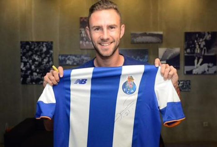 Layún se convirtió en el décimo mexicano en anotar en Champions League. Foto: EFE