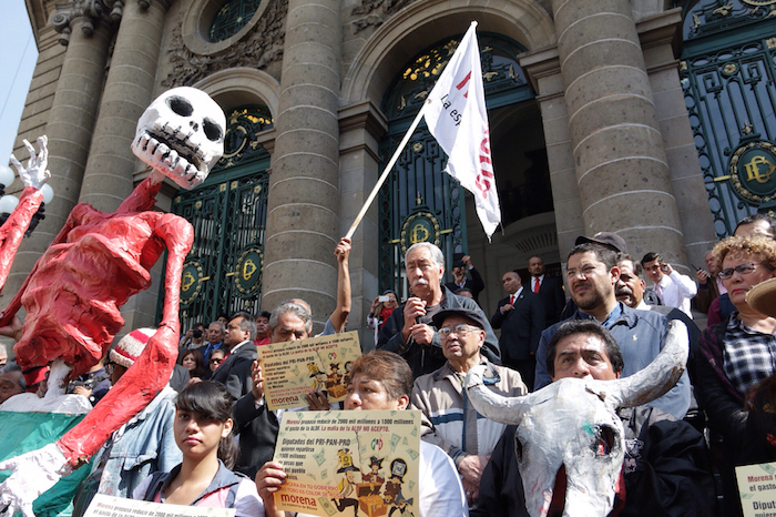 Morena se manifestó esta mañana frente a la ALDF. Foto: Francisco Cañedo, SinEmbargo.