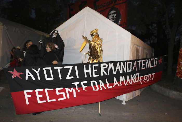 Manta de la Federación de normalistas en apoyo a los padres de los 43. Foto: Cuartoscuro