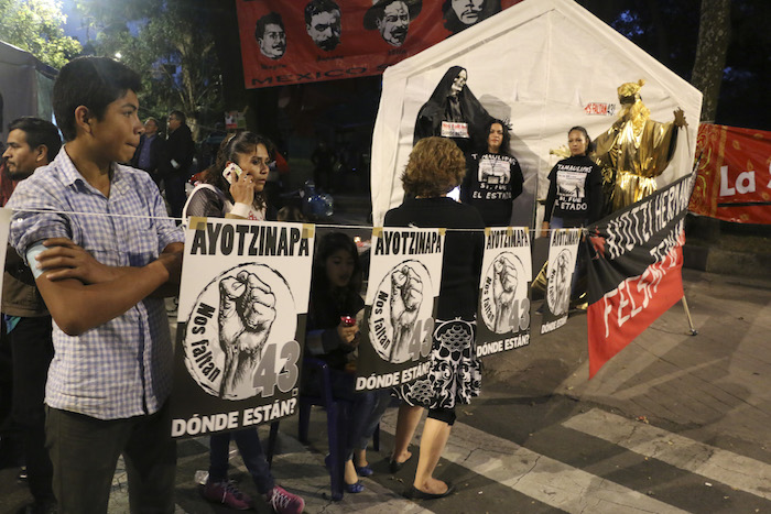 Padres permanecen en el plantón instalado desde e día de ayer. Foto: Cuartoscuro