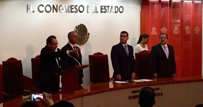 Ramón Pérez Díaz rinde protesta como Gobernador interino de Colima. Foto: @PRI_Colima