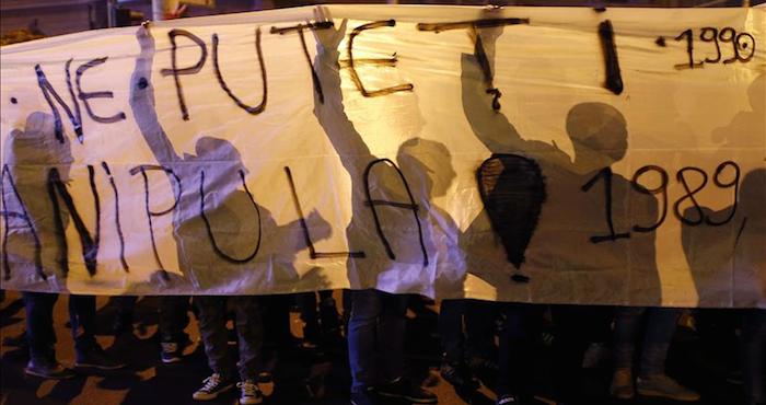 Más de tres mil personas salieron a las calles de Rumania para exigir justicia. Foto: EFE