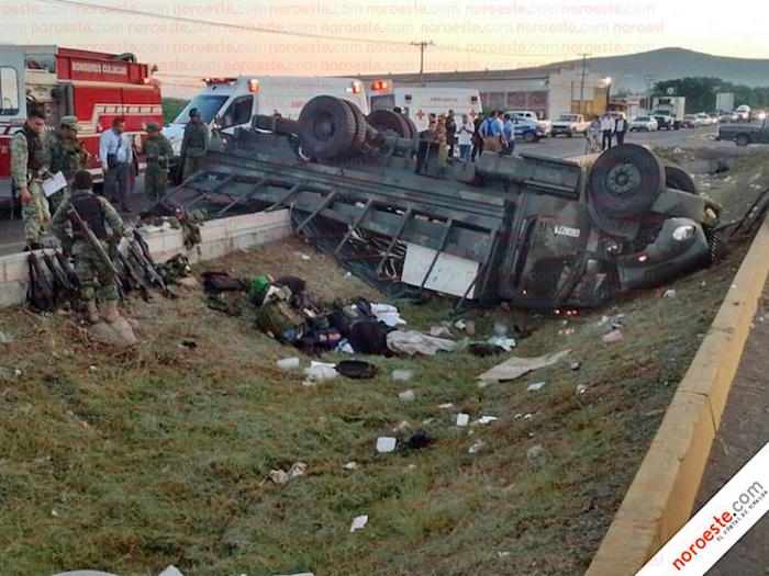 Varios soldados quedaron mal heridos entre los fierros retorcidos y uno de los castrenses falleció al quedar bajo el pesado vehículo, por lo que los lesionados fueron auxiliados y llevados a hospitales de Culiacán. Foto: Noroeste Varios soldados quedaron mal heridos entre los fierros retorcidos y uno de los castrenses falleció al quedar bajo el pesado vehículo, por lo que los lesionados fueron auxiliados y llevados a hospitales de Culiacán. Foto: Noroeste