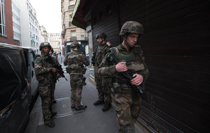 Soldados franceses patrullan las calles de París. Foto: Xinhua