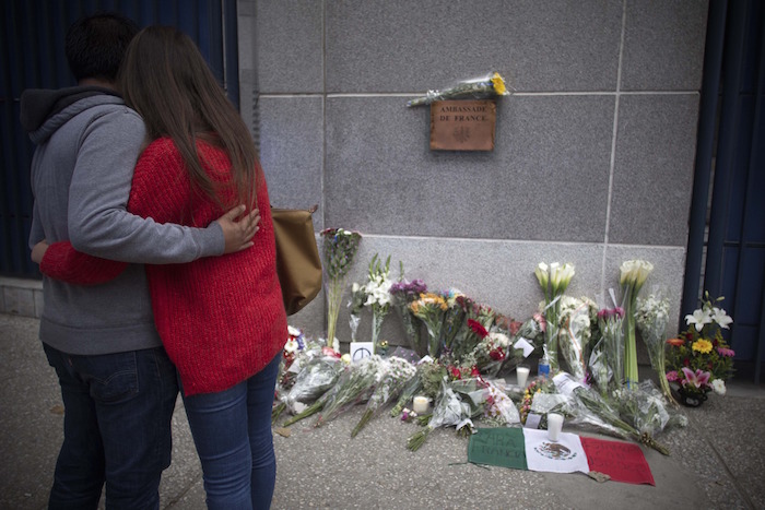 Desde México, flores y mensajes en apoyo a París. Foto: Xinhua