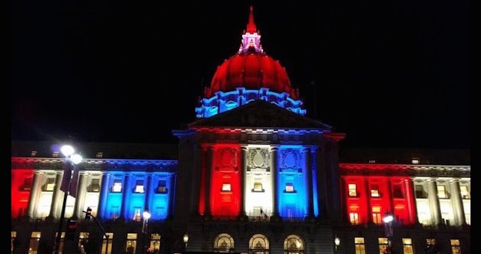 monumentos se pintan con la bandera francesa. Foto: Especial