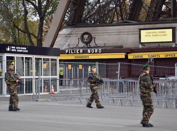 Soldados patrullan cerca de la Torre Eiffel, en París. Foto: EFE