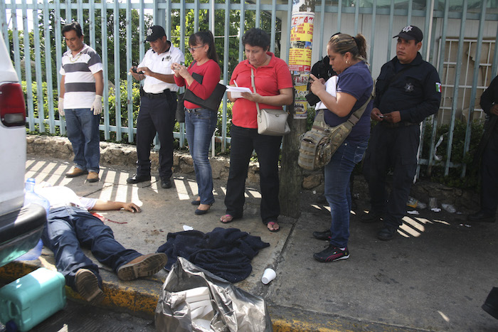 El cobro del piso, la extorsión a comerciantes va de la mano del cierre de negocios. Foto: Cuartoscuro.