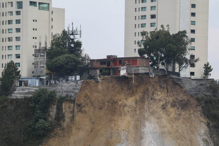 El GDF anunció que se realizaran estudios para la remoción de la casa al interior de los condominios residenciales "Vista del Campo" ubicado en la zona de Santa Fe, donde el mes pasado se registró un deslave que ocasionó que desalojaran a vecinos la unidad. Foto: Cuartoscuro