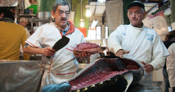 Dos comerciantes filetean un atún de aleta azul. Foto: Cuartoscuro.