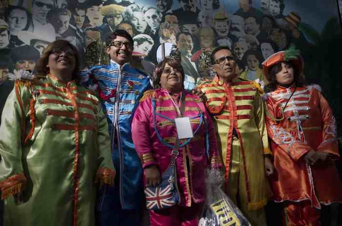 293 personas se congregan para emular a la icónica banda inglesa The Beatles. Foto: Xinhua