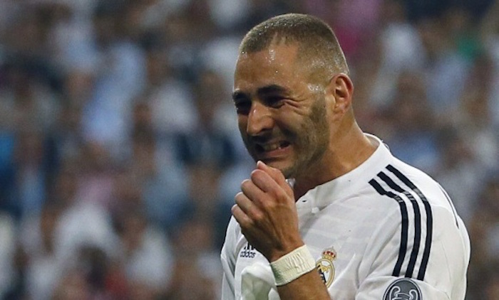 Ni siquiera la posibilidad de jugar El Clásico parece animar a Benzema en estos momentos. Foto: EFE