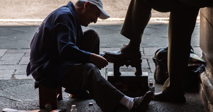 Bolero de los arcos del Antiguo Palacio del Ayuntamiento le da grasa a un parroquiano por la mañana. Foto: Cuartoscuro.