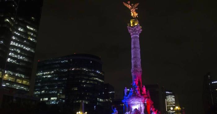 monumentos se pintan con la bandera francesa. Foto: Xinhua