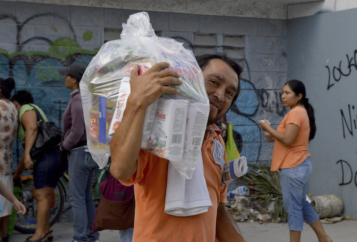 Los programas sociales son fuente de sesgos partidarios, expuso Loza. Foto: Cuartoscuro