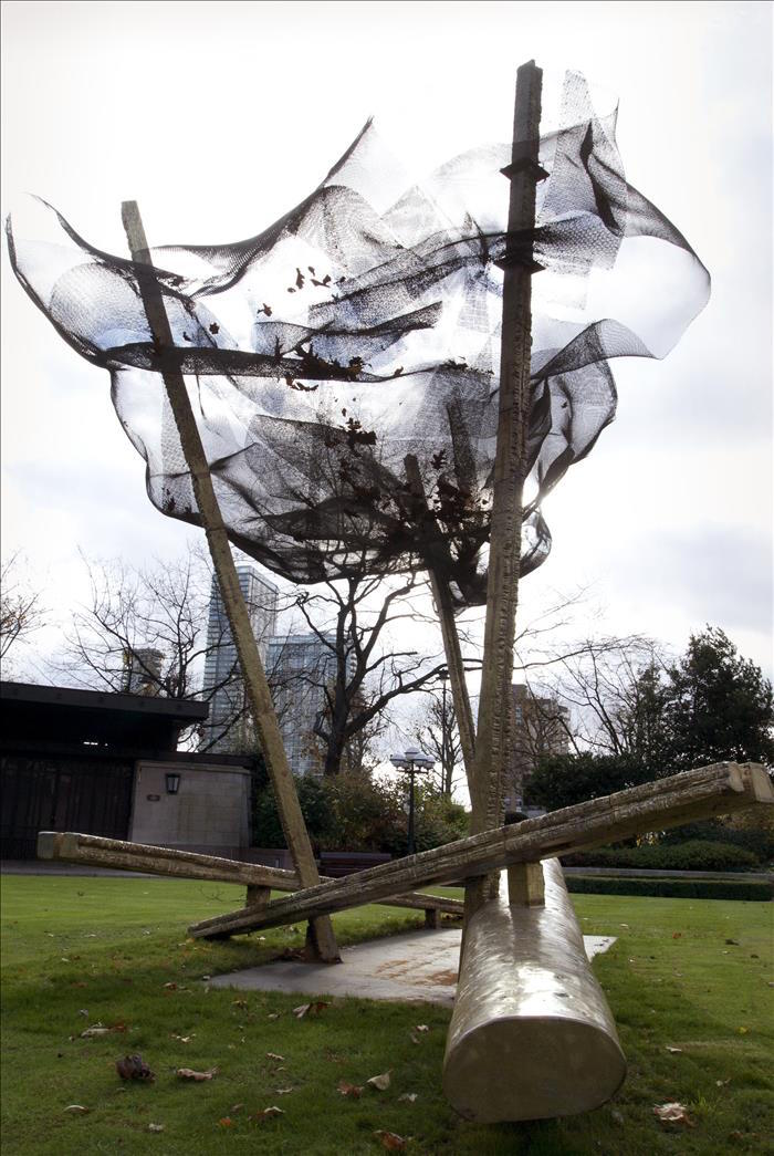 Escultura de Paloma Torres, titulada "Construyendo la lluvia", ubicada en el Westferry Circus Gardens de Londres, unauna de las cuatro piezas que integran la muestra "Escultura mexicana contemporánea", que se muestra en varias calles de Londres hasta diciembre. Foto: EFE.