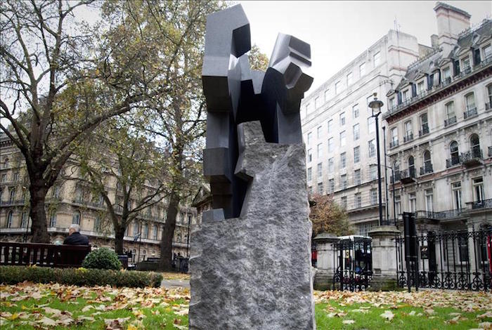 Escultura de Jorge Yazpik, "Sin título", ubicada en los jardines Grosvenor de Londres, una de las cuatro piezas que integran la muestra "Escultura mexicana contemporánea", que se muestra en varias calles de Londres hasta diciembre. Foto: EFE.
