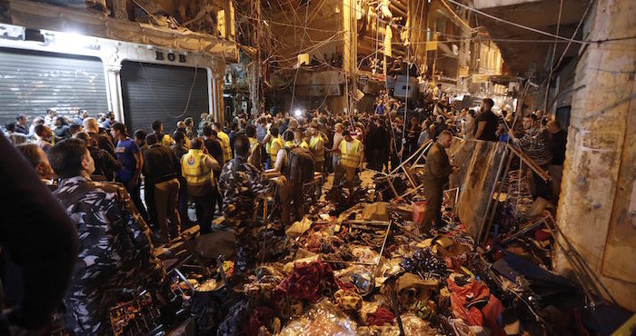 Vista de los desperfectos causados por los dos ataque suicidas perpetrados en el suburbio de Burj Barajneh en Beirut, Líbano. Foto: EFE