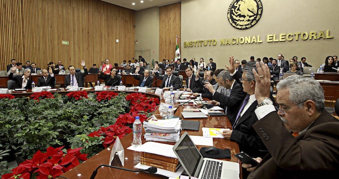Votación durante la sesión extraordinaria en el Instituto Nacional Electoral. Foto: Cuartoscuro