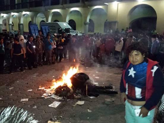 Puebla linchados En octubre pasado, habitantes de Ajalpan, Puebla lincharon a dos sujetos presuntos secuestradores frente a la comandancia municipal. Foto: Cuartoscuro