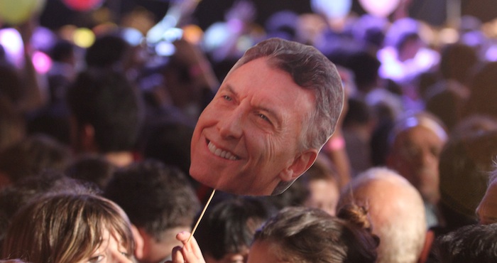 Militantes de Cambiemos festejan la victoria de Mauricio Macri en las elecciones presidenciales en Argentina ayer, en Buenos Aires. Foto: EFE.