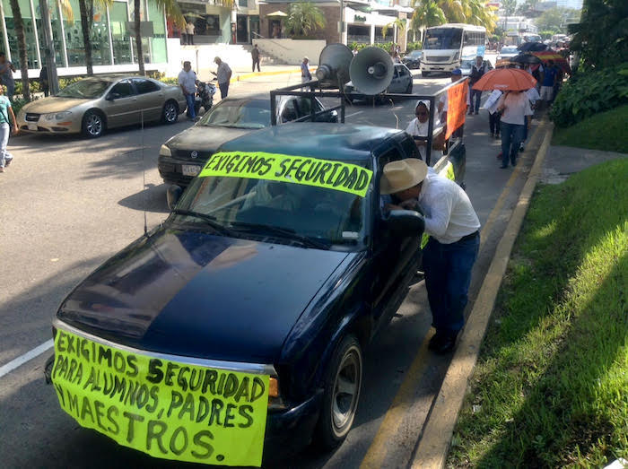 Marcha de maestros por inseguridad en las escuelas de Acapulco. Foto: Jesús Trigo, El Sur