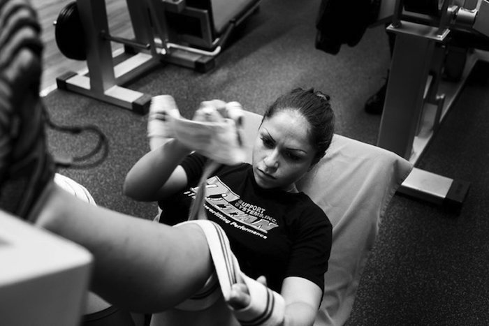 "Siempre tendré el gimnasio. En la vida, la gente va y viene, excepto la familia, un puñado de amigos para toda la vida y el gimnasio, mi estilo de vida". Cuando era más joven, Marta ganaba competiciones femeninas de culturismo. Ahora sigue entrenando para las competiciones, que espera volver a ganar, pero aún no se siente completamente en forma. Foto: Katia Repina