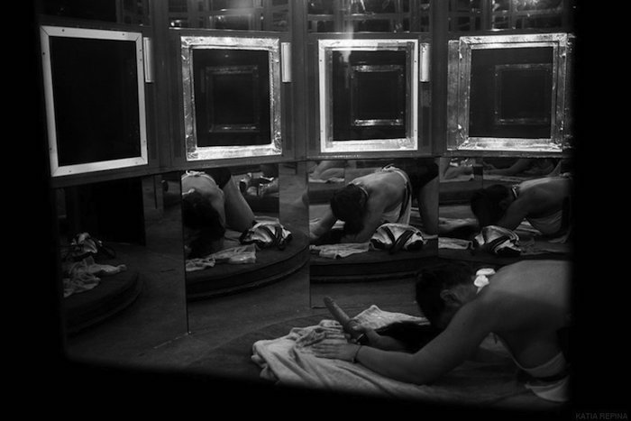 Tras varias semanas en la industria, Marta descubre que su trabajo no está tan bien pagado como pensaba. Ella actúa en un "peep show".  Foto: Katia Repina