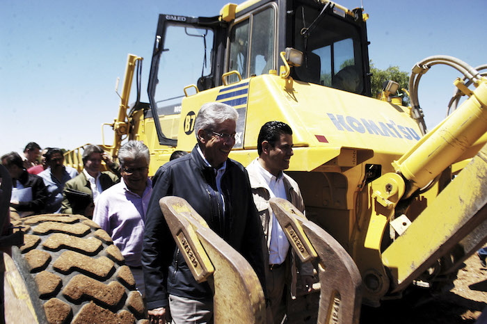 El Gobernador Miguel Alonso Reyes inaugurando obras junto al Secretario de Comunicaciones y Transportes, Gerardo Ruiz Esparza. Foto: Cuartoscuro