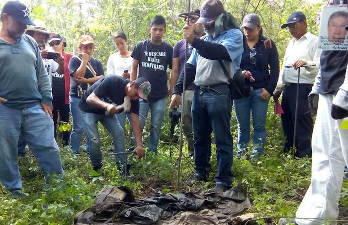 Fosas A unos 500 metros de este sitio, los familiares de desaparecidos también hallaron otras dos fosas clandestinas, así como uniformes militares, botas, una fornitura, gorras y tres casquillos percutidos. Foto: El Sur