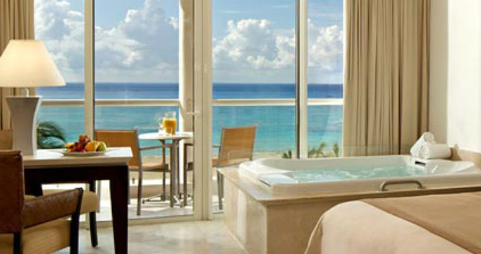 El vocero del hotal dijo que la familia de la pareja todavía se alojaba en el lugar y estaba siendo asistida por personal del establecimiento. Foto: Página web del hotel Playacar Palace