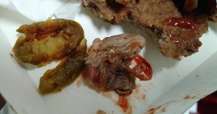 La imagen de la rata en la hamburguesa de McDonald’s. Foto: twitter vía @rex_mp