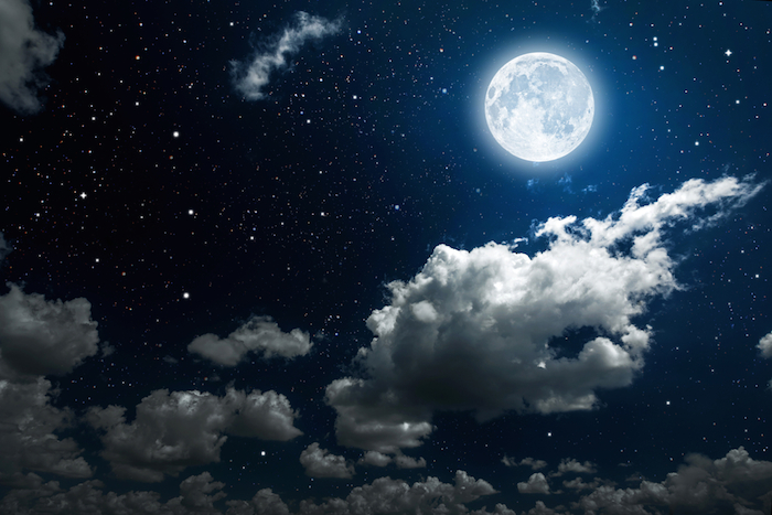 Sería imposible lograr que todas las personas en el mundo vean la luna al mismo tiempo. Foto: Shutterstock
