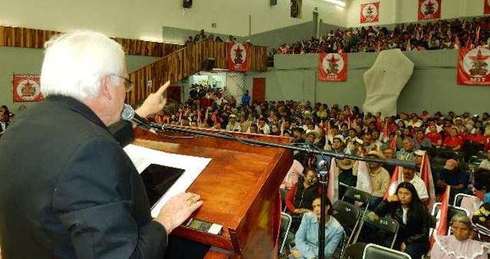 Obispo Vera el Obispo Raúl Vera, convocó a “darse prisa, unirse y crear células generadoras de conciencia social en defensa de la tierra, el techo y el trabajo”. Foto: CODICS