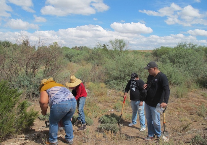 Familiares de desaparecidos La búsqueda inicia cuando se llega al punto, el cual normalmente es una zona extensa del Desierto de Coahuila que algún ejidatario o chivero mencionó. Foto: Vice