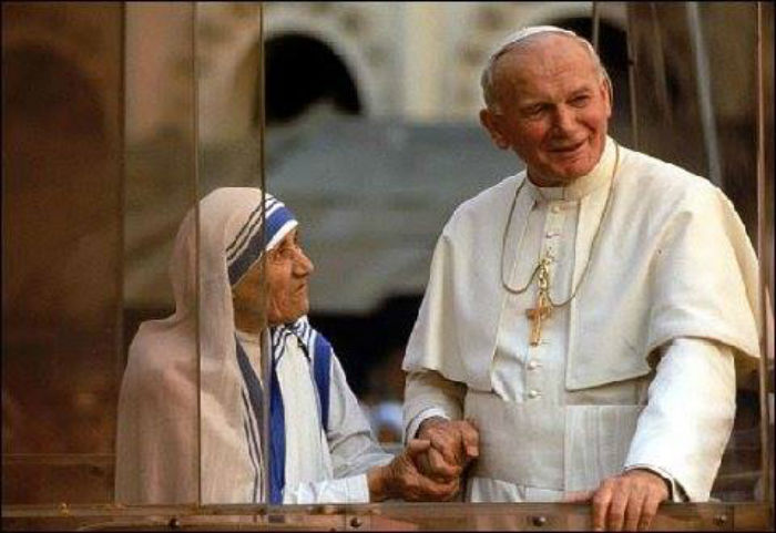 Madre Teresa de Calcuta y Juan Pablo II, dos aliados en la difusión de la doctrina católica más conservadora. Foto: Facebook