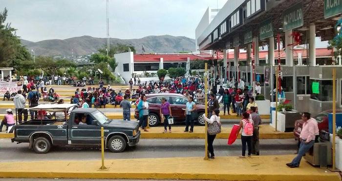 Maestros de Guerrero dan libre acceso a vehículos en caseta. Foto: El Sur