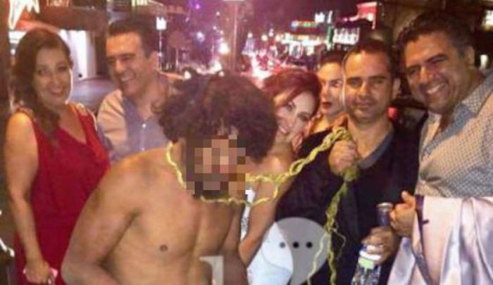 Un grupo de mexicanos humilla a un indigente en Ensenada. Foto: Especial