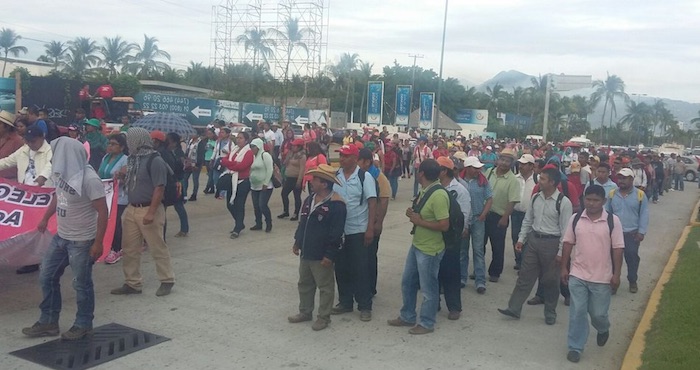 Unos dos mil integrantes de la CETEG marchan hacia la sede de la evaluación docente en Acapulco. Foto: @LagarrapataS22