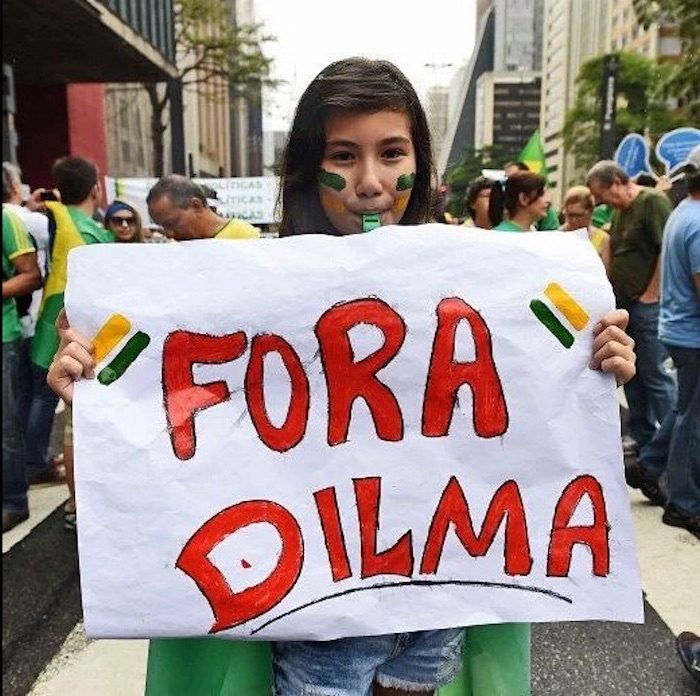 Miles de brasileños han pedido la destitución de Rousseff casi desde el inicio de su gestión. Foto: @shababaty