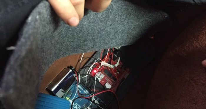 Tres chicas crean un bolso que habla. Foto: Especial