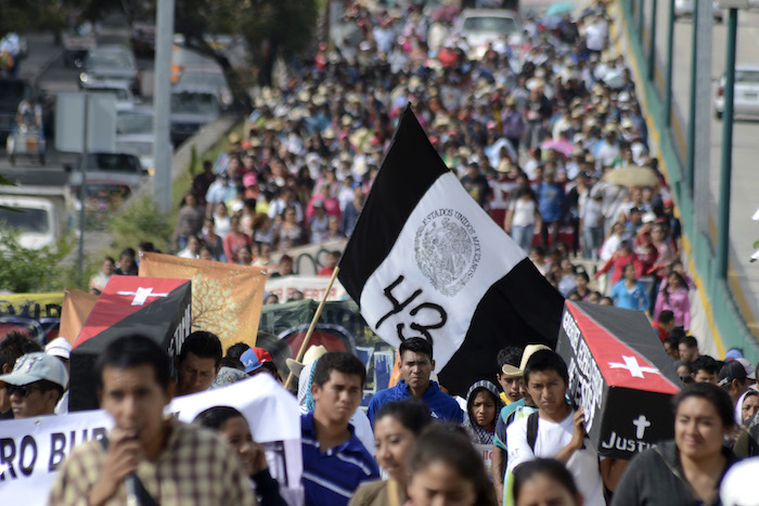 Normalistas, maestros y familiares en la marcha por los cuatro años del fallido desalojo de la Autopista del Sol. Foto: Cuartoscuro