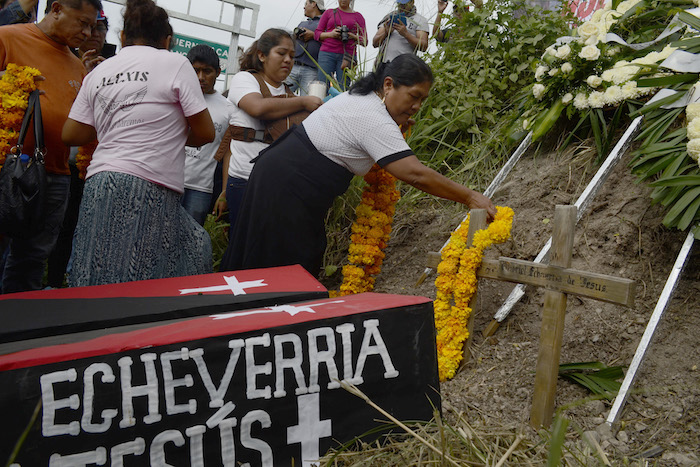Flores para los estudiantes de Ayotzinapa. Foto: Cuartoscuro