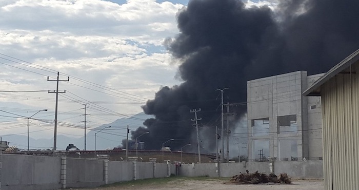 El siniestro se extendió en tres almacenes de la empresa de hielo seco y cartón Caixa, en Apodaca. Foto: @JondyMx