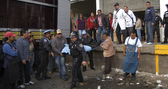 Versiones posteriores refirieron que el enfrentamiento se dio entre un grupo de locatarios que discutían en una bodega y posteriormente comenzaron los disparos. Foto: Cuartoscuro/Archivo