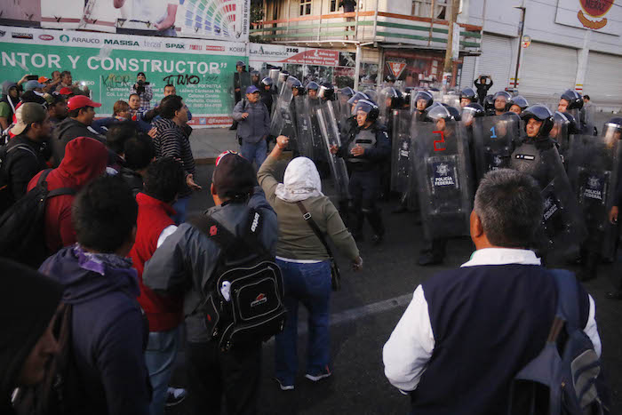 Profesores de la sección 22 de la CNTE se enfrentaron con elementos de la policía federal el 28 de noviembre. Foto: Cuartoscuro