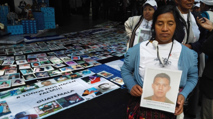 Desde las once de la mañana un grupo de alrededor de 25 madres se presentaron en las instalaciones de la Cámara Alta. Foto: Luis Barrón, SinEmbargo.