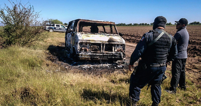 La camioneta van calcinada. Foto: Cuartoscuro