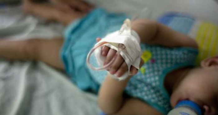 Niño hospitalizado, infectado con el virus del dengue. Foto: Cuartoscuro