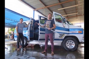 Dean Lucas y Adam Coleman en la van hallada calcinada. Foto: Facebook.